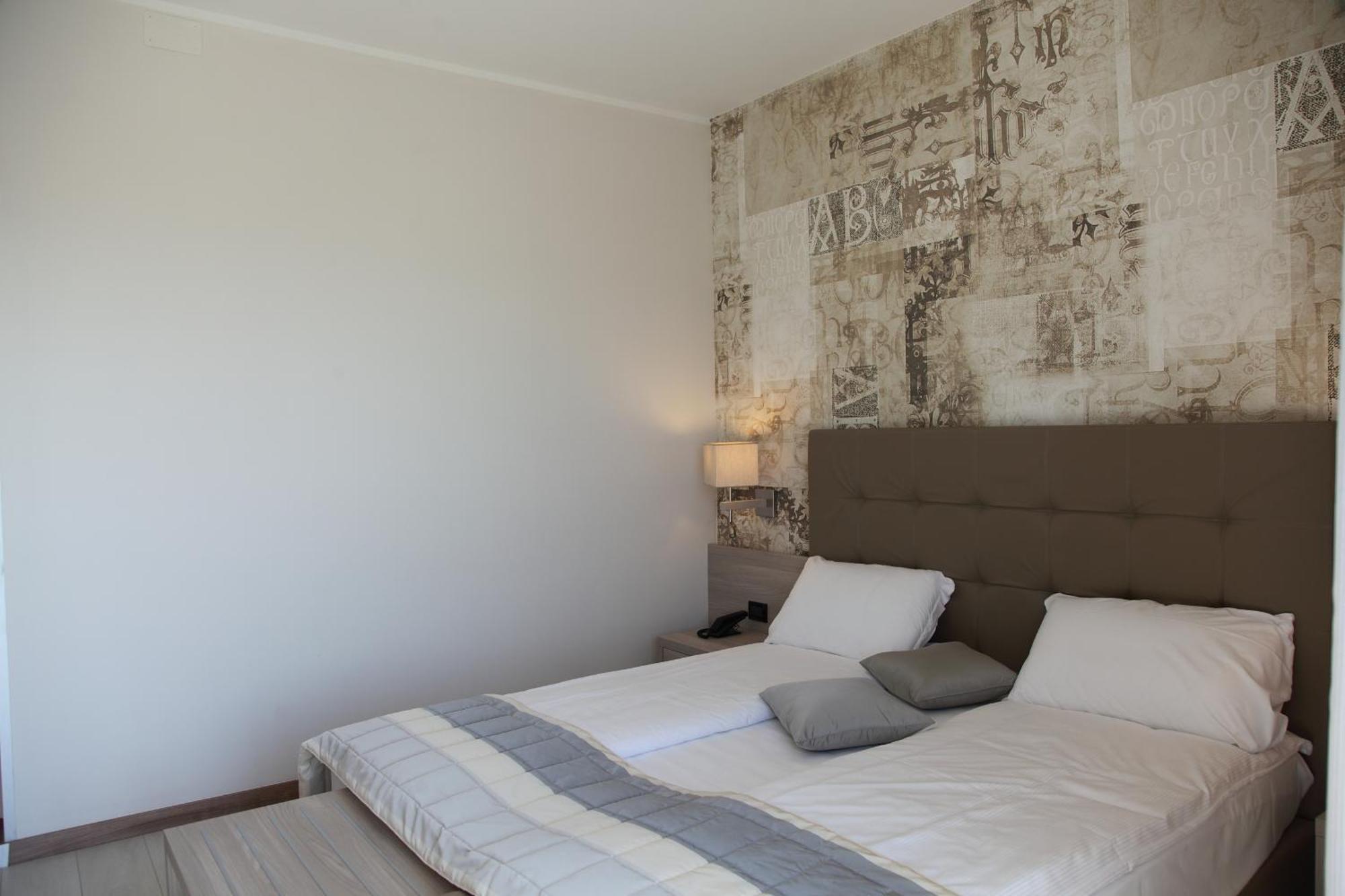Double or Twin Room Balcony Lateral Sea View